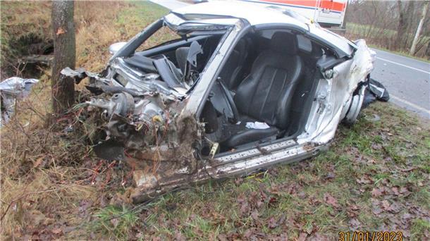 Das Wrack des Mercedes. Dessen Fahrer erlitt bei dem Unfall lebensgefährliche Verletzungen.