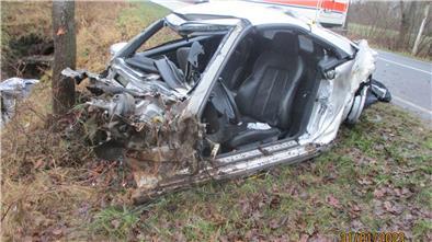 Das Wrack des Mercedes. Dessen Fahrer erlitt bei dem Unfall lebensgefährliche Verletzungen.
