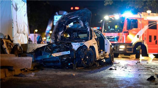 Das Wrack des Unfallfahrzeugs in Berlin-Charlottenburg.