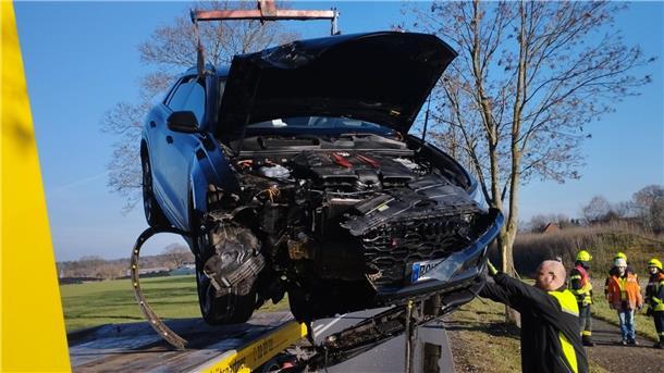 Das Wrack des verunfallten Audis wird abtransportiert.