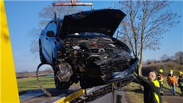 Das Wrack des verunfallten Audis wird abtransportiert.