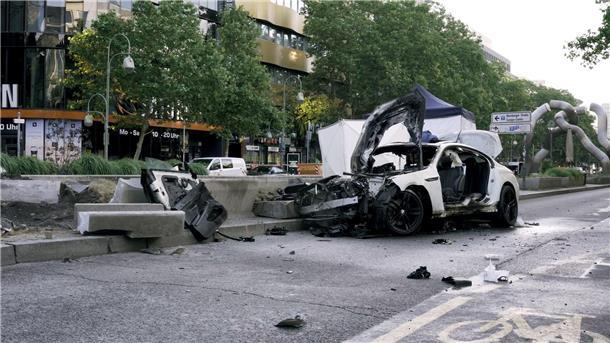 Raserunfall in Berlin: Ermittlung wegen fahrlässiger Tötung Das Wrack eines Autos steht nach einem Unfall auf der Tauentzienstraße.