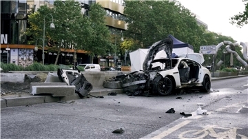Das Wrack eines Autos steht nach einem Unfall auf der Tauentzienstraße.