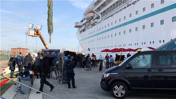 Das ZDF filmt fürs „Traumschiff“ im Kaiserhafen vor der „Amadea“.