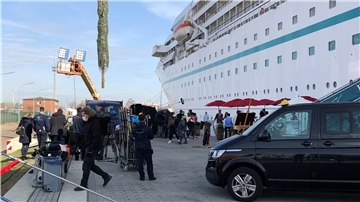 Das ZDF filmt fürs „Traumschiff“ im Kaiserhafen vor der „Amadea“.