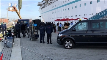 Das ZDF filmt fürs „Traumschiff“ im Kaiserhafen vor der „Amadea“. Bekannte TV-Gesichter wie Jan Sosniok, Marek Erhard und Tina Ruland spielen mit und natürlich Barbara Wussow, die sie in ihrer Rolle als Hoteldirektorin empfängt.