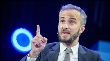 Das „ZDF Magazin Royale“ ist ab dem 6. November freitags zu sehen und läuft nach der „heute-show“. In der Mediathek des ZDF ist die aktuelle Folge am Sendetag schon ab 20 Uhr abrufbar.