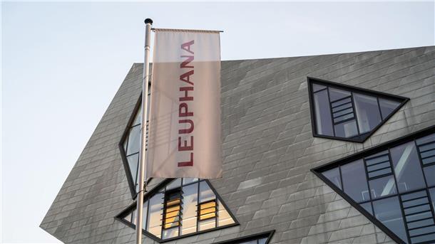 Land fördert Lüneburger Projekt gegen Familiengewalt Das Zentralgebäude der Leuphana Universität Lüneburg.