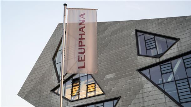 Universität Lüneburg bestürzt über Missbrauchsnetzwerk Das Zentralgebäude der Leuphana Universität Lüneburg.