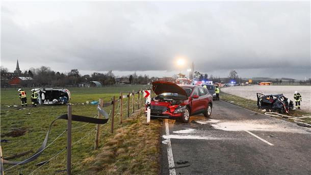 Das zerstörte Auto liegt nach dem Unfall auf einer Wiese.