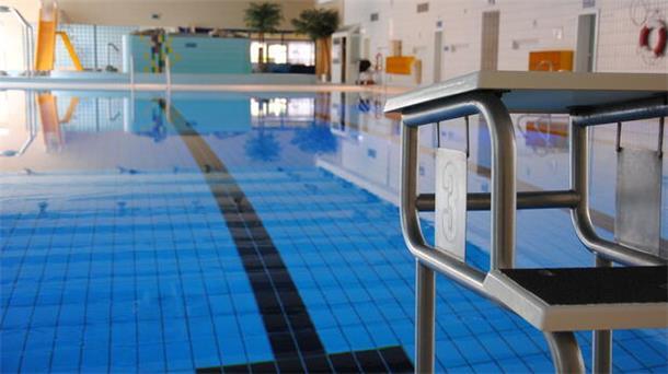 Ein Schwimmbecken mit Sprungblock