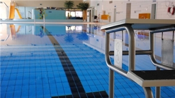 Ein Schwimmbecken mit Sprungblock
