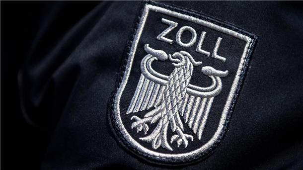 Verdacht auf Schwarzarbeit und illegale Beschäftigung Das Zoll Abzeichen auf der Uniform eines Beamten.