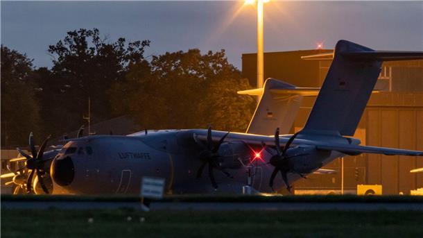 Rund 3000 Deutsche aus Israel zurückgebracht Das zweite Transportflugzeug vom Typ A400M der Bundeswehr mit Passagieren aus Israel auf dem Flugplatz in Wunstorf.