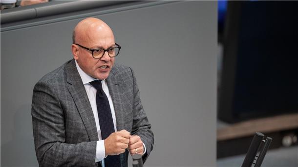 CDU-Politiker: Nicht sofort Geld für Ukraine-Flüchtlinge „Dass die Kriegsflüchtlinge aus der Ukraine alle sofort Bürgergeld erhalten, war damals, als es beschlossen wurde, von allen Beteiligten gut gemeint gewesen“, sagt CDU-Innenpolitiker Alexander Throm.