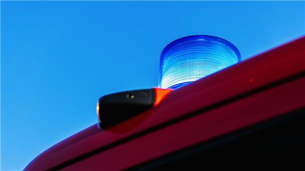 Überholen von Traktor misslingt: Biker in Lebensgefahr Dass er an einer Fahrzeugreihe hinter einem langsamen Traktor vorbeiziehen wollte, brachte einen Motorradfahrer in Lebensgefahr. (Symbolbild)