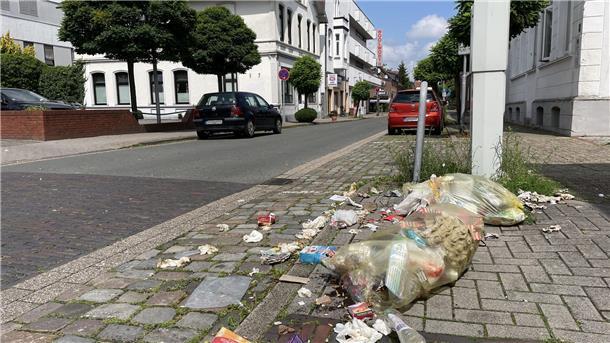 Immer wieder ein Ärgernis: Müll am Straßenrand, weil ein Gelber Sack gerissen ist - so wie hier in Nordenham. Laut GIB lässt sich so etwas oft vermeiden. 