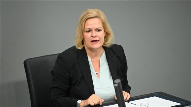 Ampel schließt Vermittlung zum „Sicherheitspaket“ nicht aus Dass im Bundesrat Teile des sogenannten Sicherheitspakets blockiert worden sind, ärgert Bundesinnenministerin Nancy Faeser (SPD). Auch Bundeskanzler Olaf Scholz (SPD) hat sich dazu kritisch geäußert. (Archivbild)