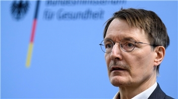 „Dass man in Deutschland nur schwer einen Fiebersaft für sein Kind bekommt, der im Ausland noch erhältlich ist, ist inakzeptabel“: Karl Lauterbach.