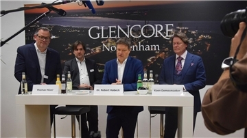 Dass Vizekanzler Robert Habeck (Driter von links) in diesem Jahr bei Glencore vorbeischaute, wertet Bürgermeister Nils Siemen (Zweiter von links) als Erfolg. Das Foto zeigt die beiden mit Thomas Hüser, Geschäftsführer von Glencore Nordenham, und dem damaligen Glencore-Aufsichtsratsvorsitzenden Koen Demesmaeker.
