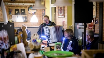 Bremerhavener Hafenkneipenfestival mit "Evas singenden Segelmachern" in der Kneipe "Zum Glück". 