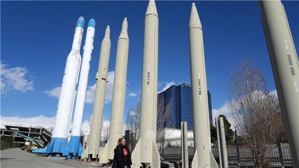 Dauerausstellung von im Iran produzierten Raketen und Satellitenträgern in einem Erholungsgebiet im Norden Teherans.