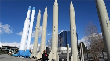 Dauerausstellung von im Iran produzierten Raketen und Satellitenträgern in einem Erholungsgebiet im Norden Teherans.