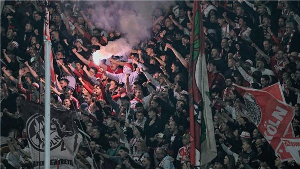Stadionverbote für Fans: Klare Kante statt Flickenteppich? Dauerproblem in Fußballstadien: Pyrotechnik