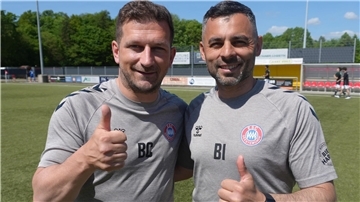 Daumen hoch auf den Gewinn der Bremenliga-Vizemeisterschaft: Das ESC-Trainerduo Blaz Cavar (links) und Baris Ildem will den Erfolg in der kommenden Saison bestätigen.