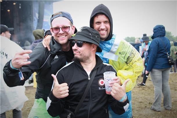 Deichbrand 2023: Magische Momente auf und vor den BÜHNEN (Fotos) Daumen hoch für Deutschrocker Thees Uhlmann aus Hemmoor.