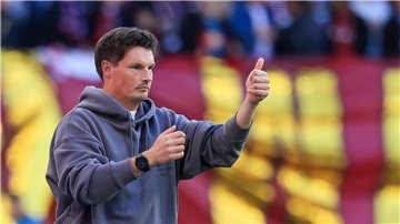 HSV gegen Wolfsburg: Stimmungshoch gegen Stimmungstief Daumen hoch: HSV-Cheftrainer Merlin Polzin kann derzeit mit seiner Mannschaft zufrieden sein. (Archivbild)