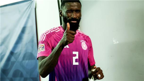 Rüdiger beschenkt Fan und schwärmt: „Danke Bosnien“ Daumen hoch nach dem Bosnien-Spiel: Antonio Rüdiger.