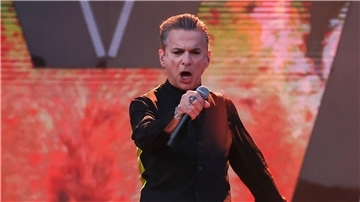Dave Gahan von Depeche Mode singt beim ersten Konzert der „Memento Mori Tour 2023“ auf der Bühne auf der Festwiese. Es ist die erste Tour ohne Keyboarder Fletcher, der genau vor einem Jahr mit nur 60 Jahren starb.