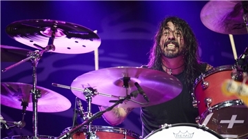 Dave Grohl, Frontman der Foo Fighters,  am Schlagzeug im Wembley Stadion.