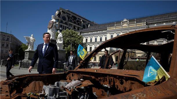 Krieg gegen die Ukraine: So ist die Lage David Cameron auf dem Platz des Heiligen Michael in Kiew, wo zerstörte russische Militärfahrzeuge ausgestellt sind.