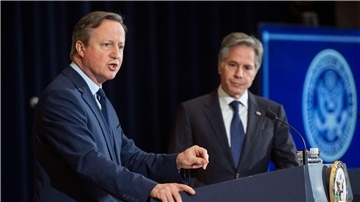 David Cameron (l), Außenminister von Großbritannien, hat sich bei seinem USA-Besuch auch mit dem früheren Präsidenten Trump getroffen.