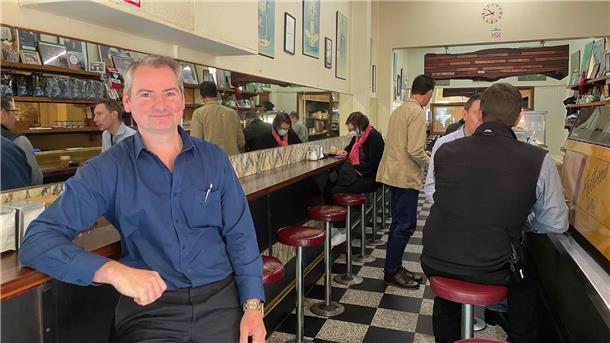 Melbourne ist die Kaffeehauptstadt der Welt David Malaspina, der Besitzer von Pellegrini’s Espresso Bar, in seinem Café.