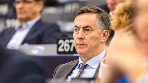 Mit McAllister, ohne von der Leyen: CDU-Liste für Europawahl David McAllister (CDU) sitzt im Gebäude des Europäischen Parlaments.
