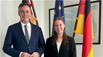 David McAllister mit Schülerpraktikantin Eileen Busch in Brüssel.