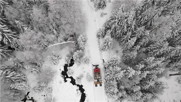 David Nagel vom Nationalpark Harz ist mit seinem Loipenspurgerät in der Renneckenberg Loipe bei Schierke unterwegs.