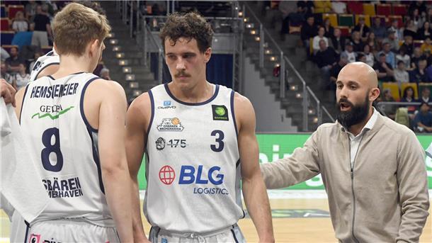 Davide Bottinelli (rechts) spricht aufmunternd mit den Profis der Eisbären Bremerhaven.