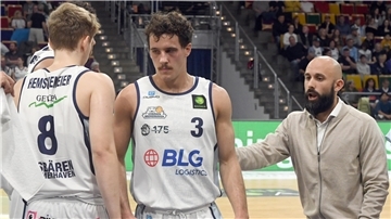 Davide Bottinelli (rechts) spricht aufmunternd mit den Profis der Eisbären Bremerhaven.