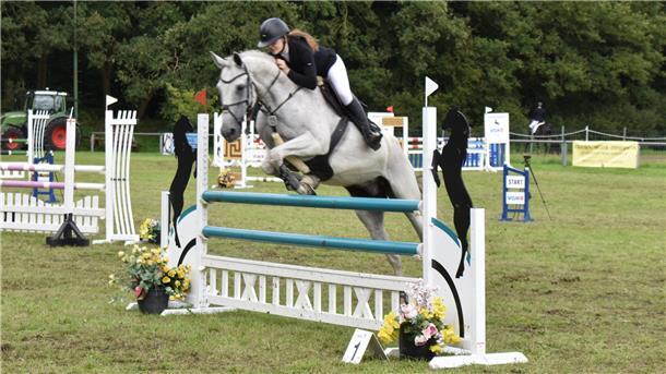 Reitverein Sellstedt trotzt beim Turnier den Wetterkapriolen Davina Röhrs vom RFV Estetal gewann mit Danzig die Qualifikation für das Finale des VGH-Cups.