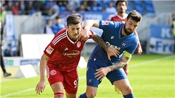 Dawid Kownacki (links) wechselt von Fortuna Düsseldorf zu Werder Bremen.