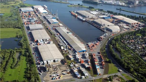 Bremer Stauerei DCP meldet Insolvenz an – 240 Mitarbeiter betroffen Luftfoto von eimem Gelände. DCP Dettmer Container Packing hat ihren Sitz im Neustädter Hafen in Bremen. Das Unternehmen mit rund 240 Beschäftigten hat beim Amtsgericht Insolvenz beantragt.