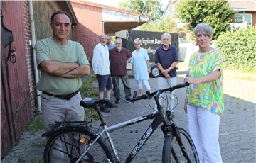 Der Verein Refugium um (von links) Ahmad Hawari, Siegfried Grimm, Uli Hohmann, Wolfgang Erven, Margret Warband, Jörn Krankenberg und Uschi Wolff-Gabriel setzt sich weiterhin für die Geflüchteten in der Gemeinde ein.