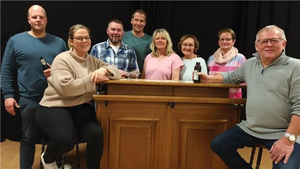 Die Theatergruppe „De Parnewinkeler“ probt eine Komödie (von links): Claas Winkelmann, Jasmin Peters, Matthias Paul, Benedict Hastedt, Claudia Lühmann, Erika Wellbrock, Anne Winkelmann und Herbert Paul. Es fehlt Melina Köster.