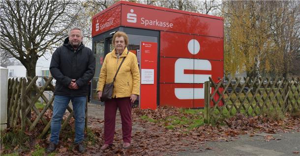 Ärgern sich über die Schließungspläne der Wespa: Debstedts Ortsbürgermeister Bernd Krüger (Bürgerfraktion) und Anwohnerin Astrid Picker vor der SB-Filiale. 