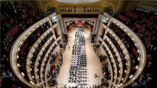 65. Wiener Opernball auch als Charity-Event Debütantenpaare befinden sich in der Wiener Staatsoper während der Generalprobe für den Opernball.