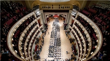 Debütantenpaare befinden sich in der Wiener Staatsoper während der Generalprobe für den Opernball.